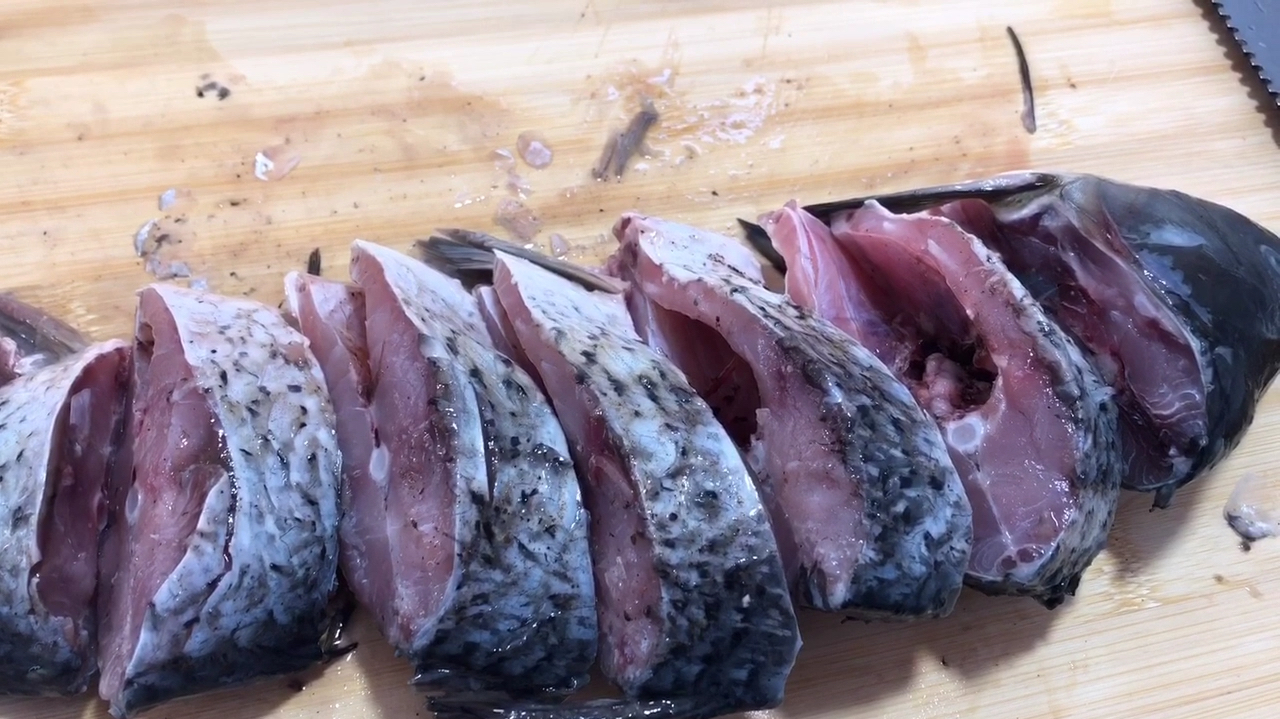 炖鱼这么做骨酥刺烂,鱼肉大口吃,下酒下饭,孩子天天吵着吃