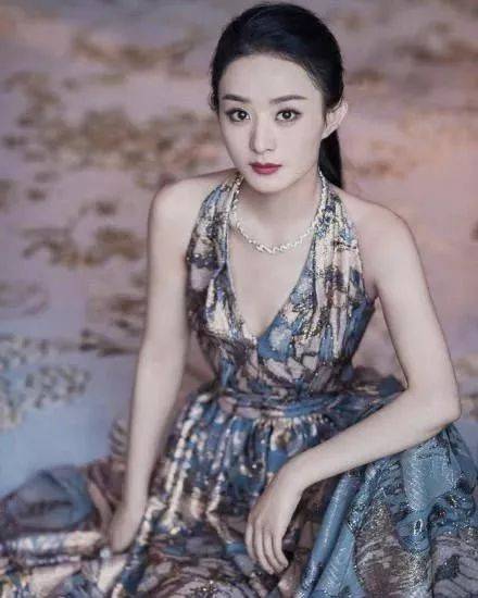 赵丽颖高马尾搭配深v大露背,干练的感觉,蜂腰美背真的让我酸了.