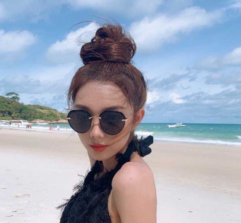 火箭少女李紫婷晒泳装照 秀香肩美背长腿诱人