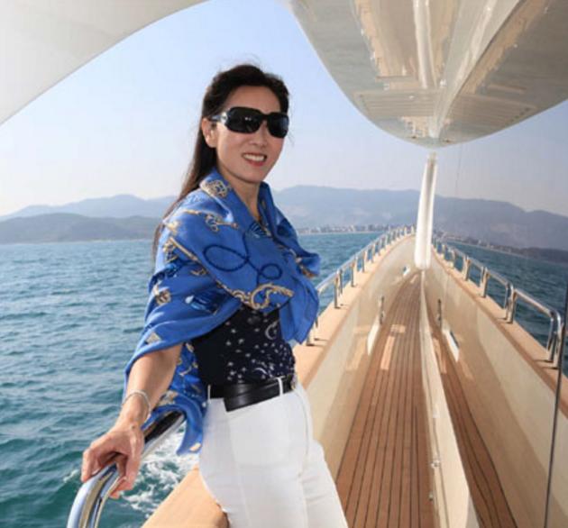 首富王健林身后的女人,妻子林宁气质逼人,丝毫不比女明星差