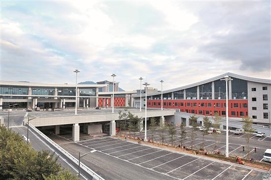 综合交通枢纽站的启用将改善站前交通秩序 本报讯(记者 吴丽娇 通讯员