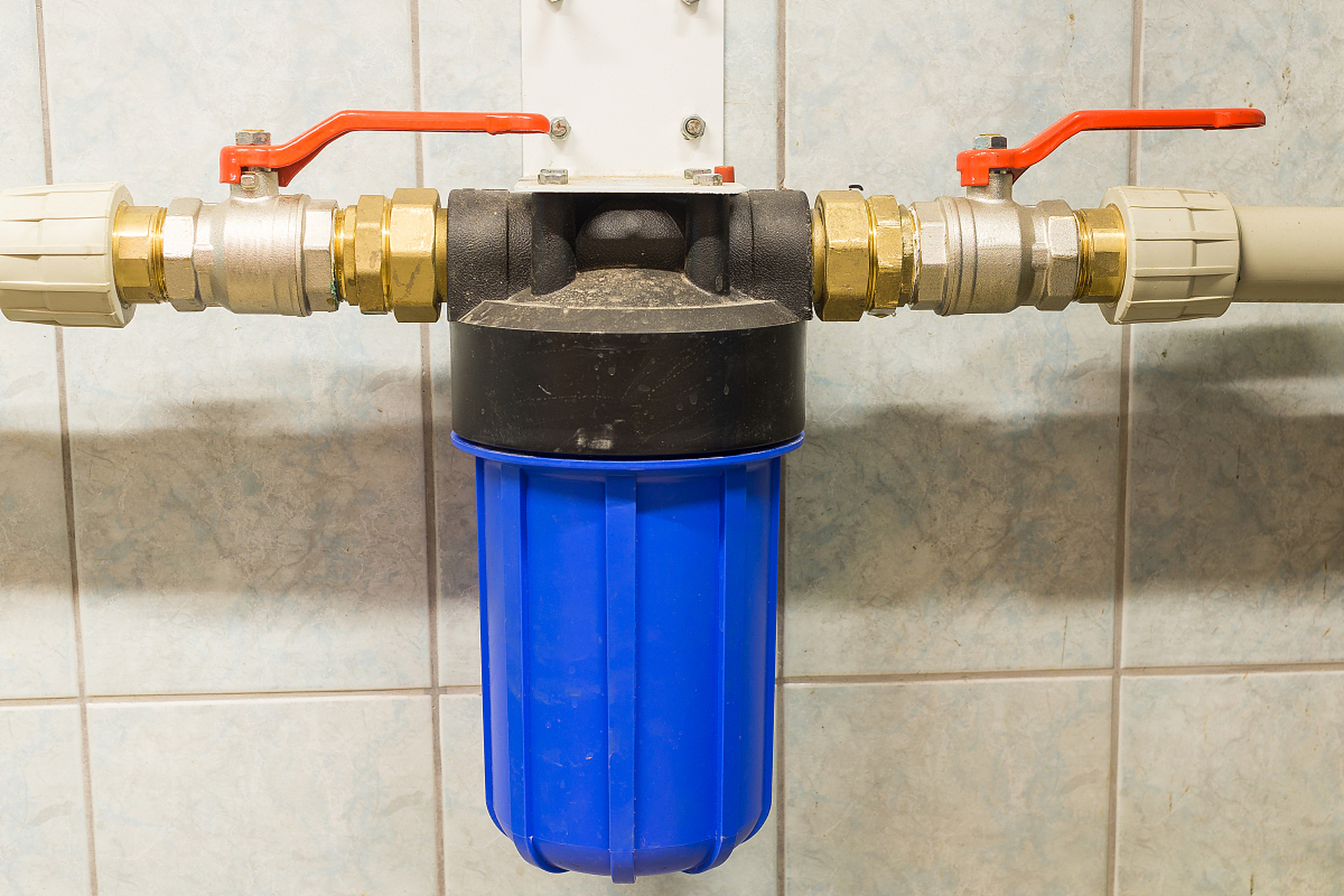 前置过滤器应装在室外入户水表处或室内水表处或室内水管处,以保护