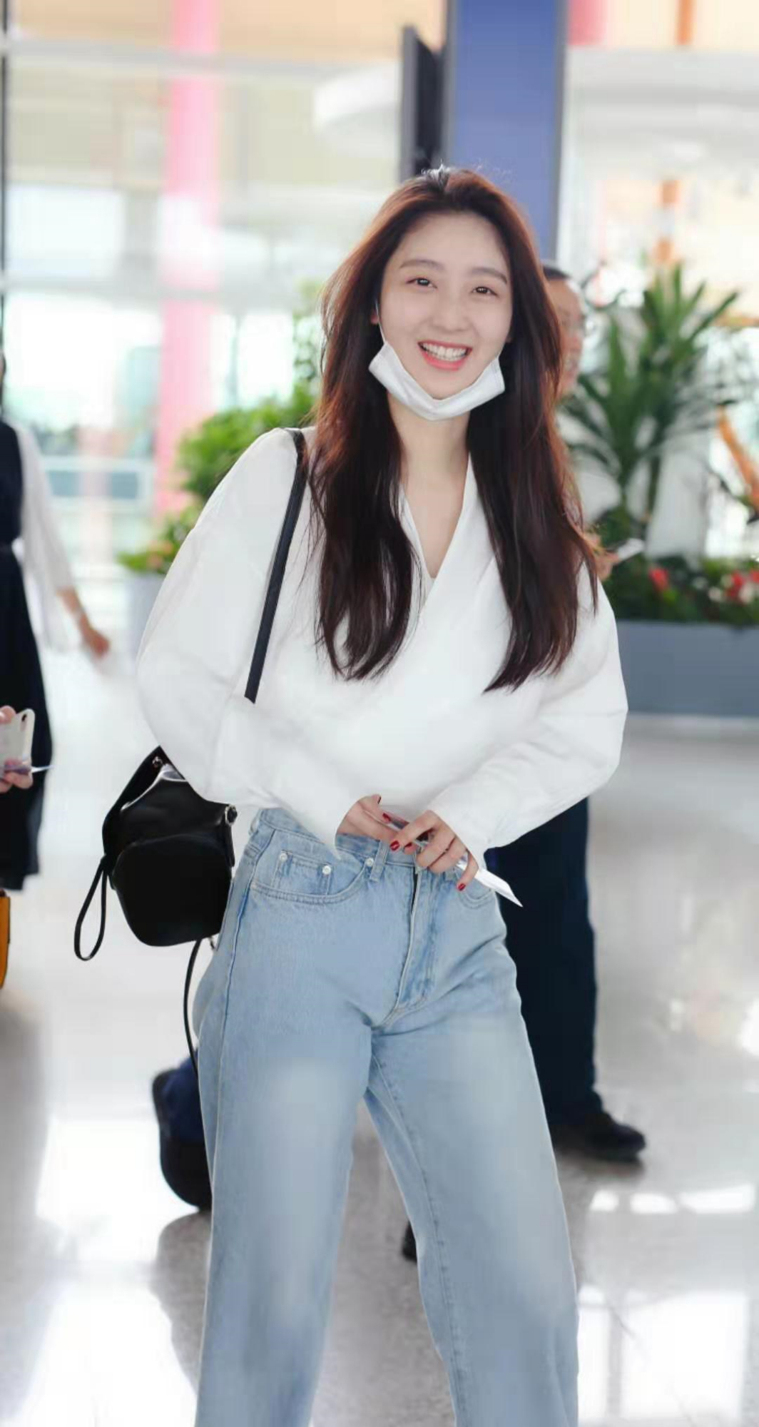 创造101戚砚笛真会穿!一件白色衬衫搭配牛仔裤气质全开,美呆了