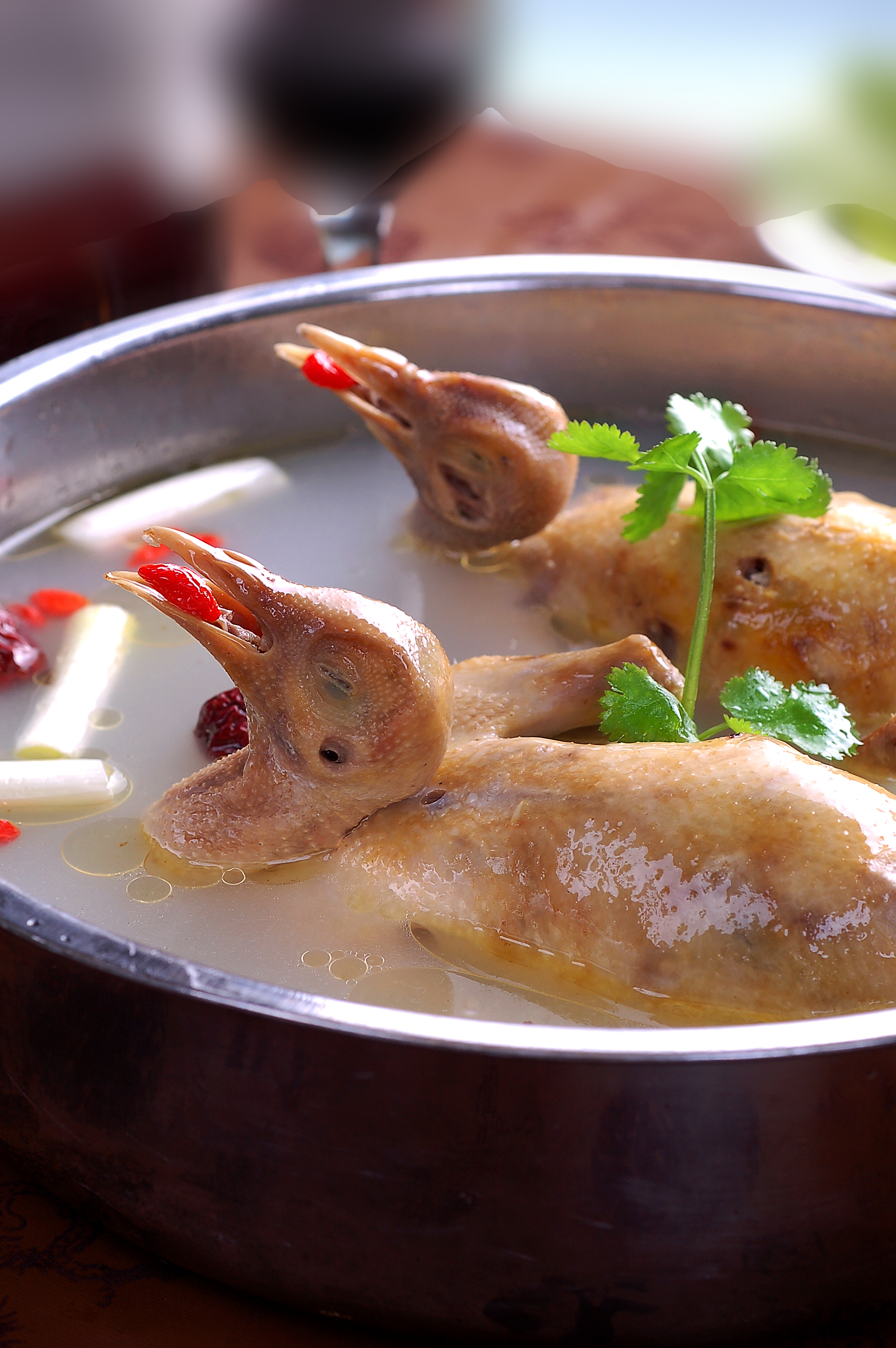 天麻乳鸽煲   主料:鸽子2只,天麻1块  辅料:盐少许,姜6片,枸杞8克,水