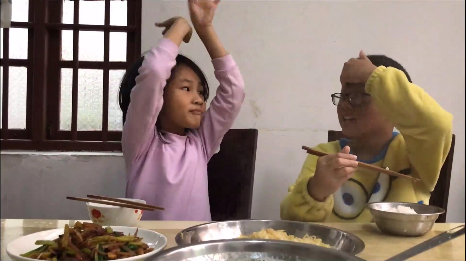 简单的食材,大叔随便就做出家常粤菜四菜一汤,孩子吃的花样百出