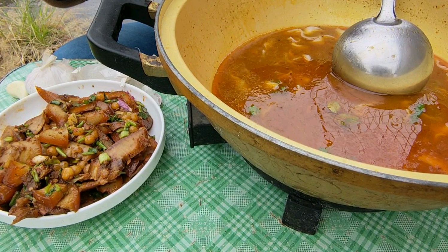 小伙做了一锅烩面,再配上一盘卤猪头肉,这样吃真过瘾