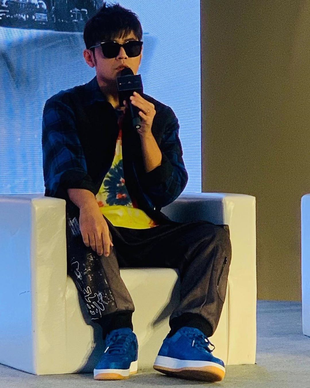 又一位明星上脚蓝丝绸 af1!首轮发售过后市价如何?