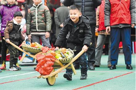 成都年味浓:小朋友推鸡公车 体验传统民俗文化