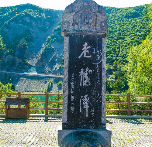 位于固原市泾源县的老龙潭,被誉为黄土高原上的天然水塔.