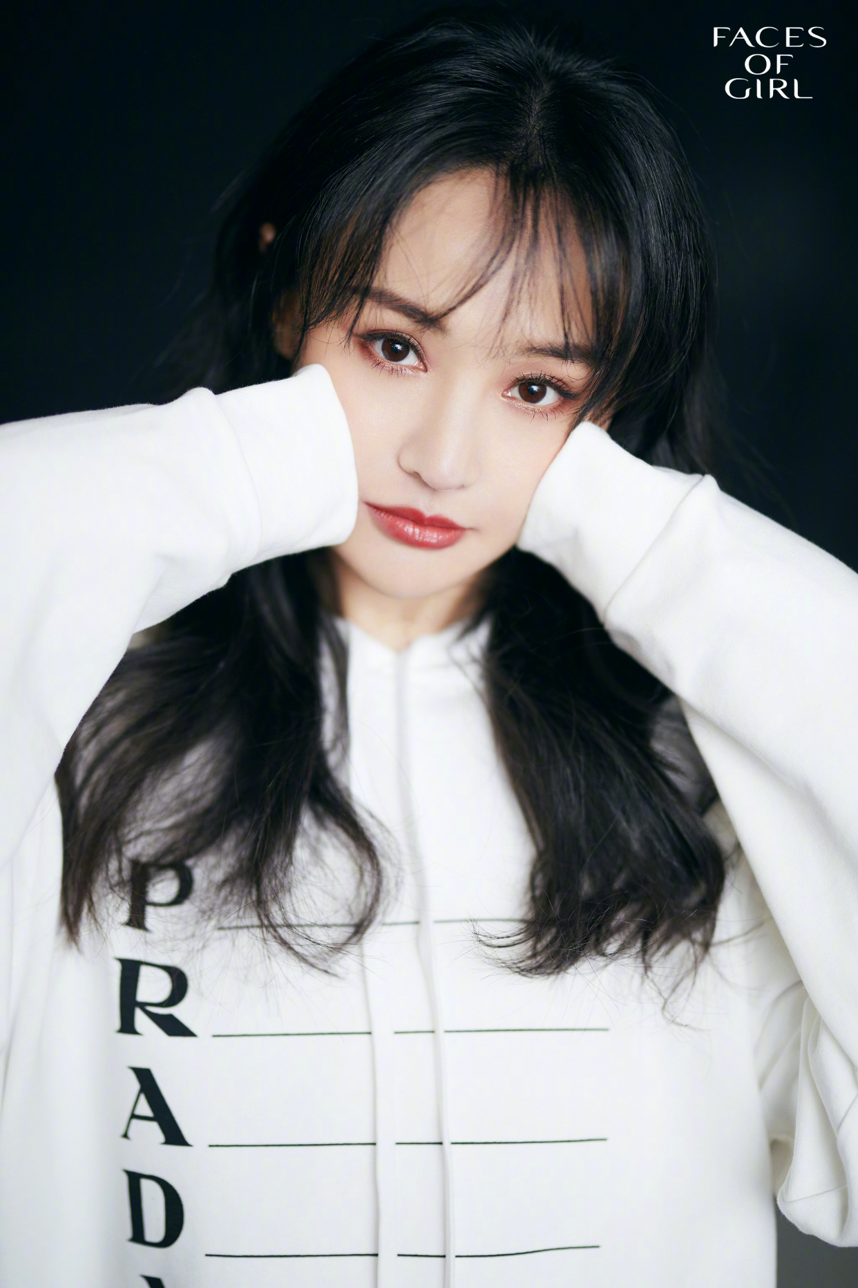 郑爽黑发红唇写真,甜美优雅的小姐姐!