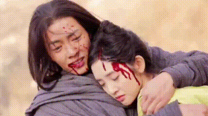 《余生》杨紫在补妆,肖战温柔的逗小孩玩!粉丝:像极了一家三口