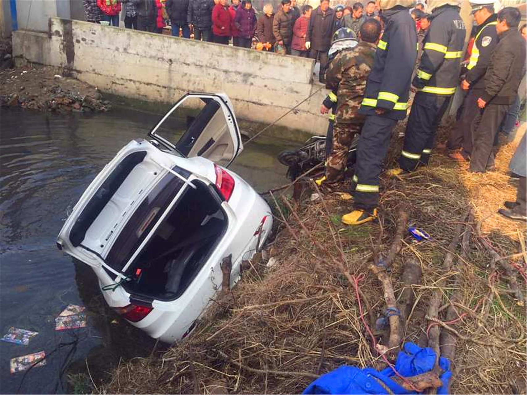 河南周口郸城县一座 桥梁部分坍塌,一辆汽车坠入河中,现场令人心惊!