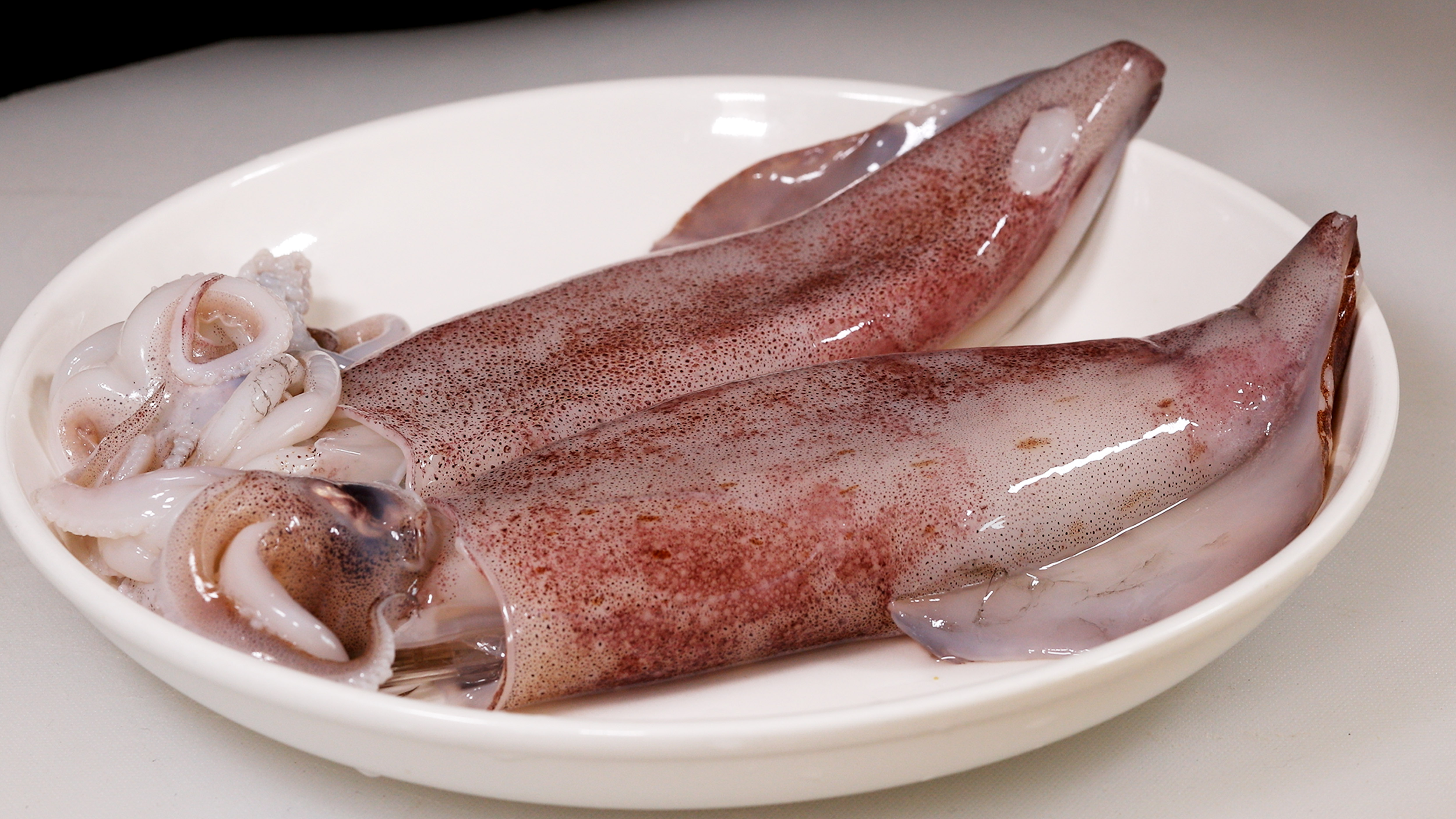 蒸着吃的鱿鱼肉质更鲜嫩,做法更简单,蒜香蒸鱿鱼家常食谱里的菜