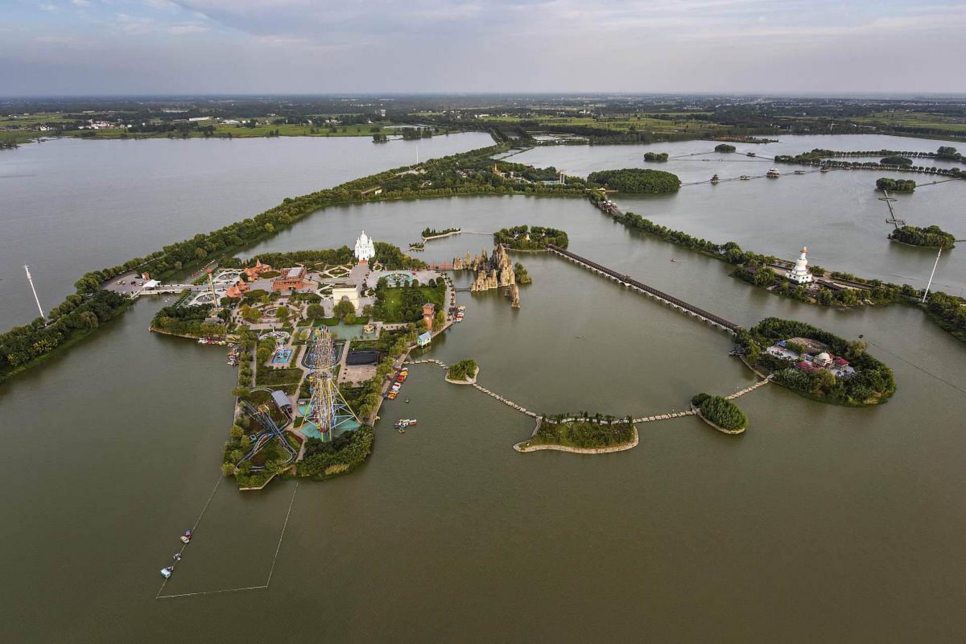 在国家4a级风景区中,八里河以其环保成就更是备受赞誉.