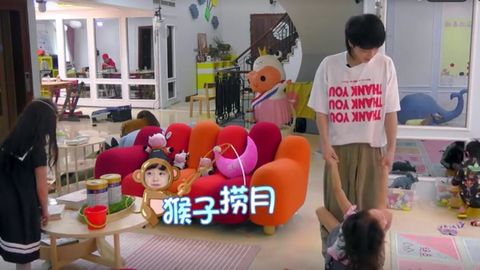 华晨宇带哈琳跳洗脑神曲 沉迷搭帐篷鬼马又淘气