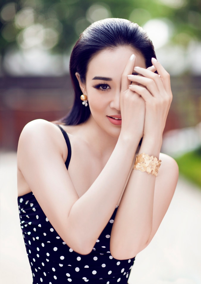 性感女神钟丽缇造型惊艳众多观众,火辣身材更是让无数女性羡慕