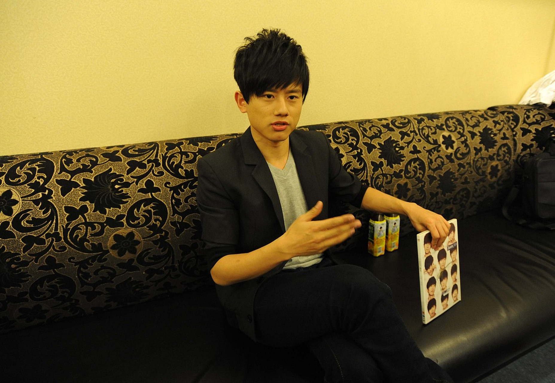 一次,主持人问张杰:"你吼过你女儿吗?