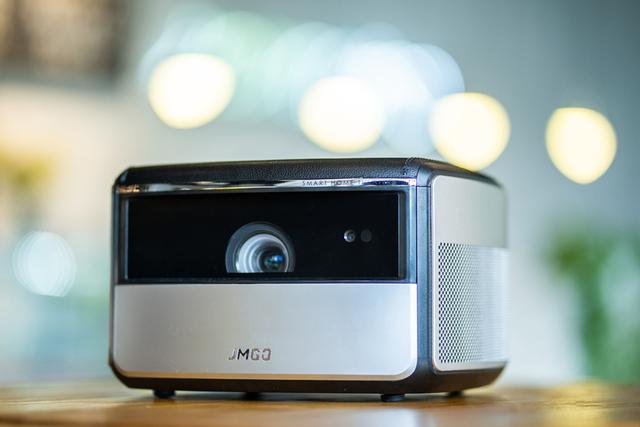 客厅一定要有电视机?坚果x3智能投影仪引领家居新时尚