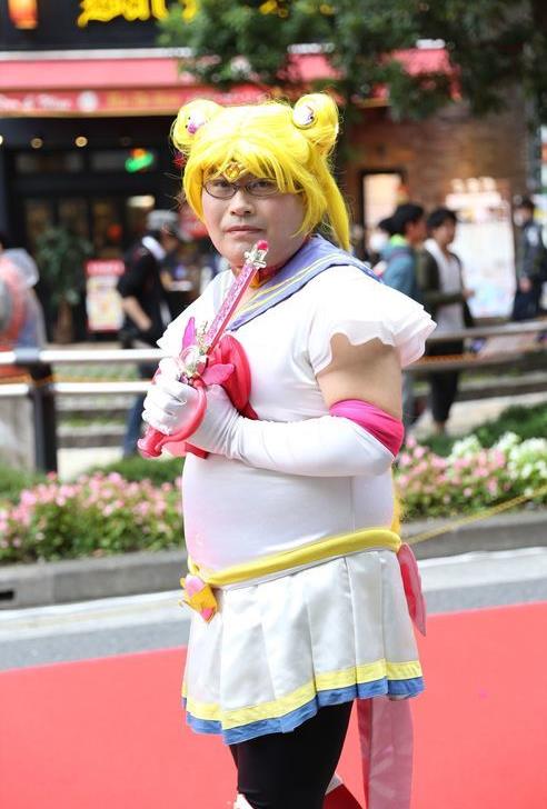 大佬的肌肉很强,完全不像上一个胖大佬,月野兔恶搞版cos:美少女战士?