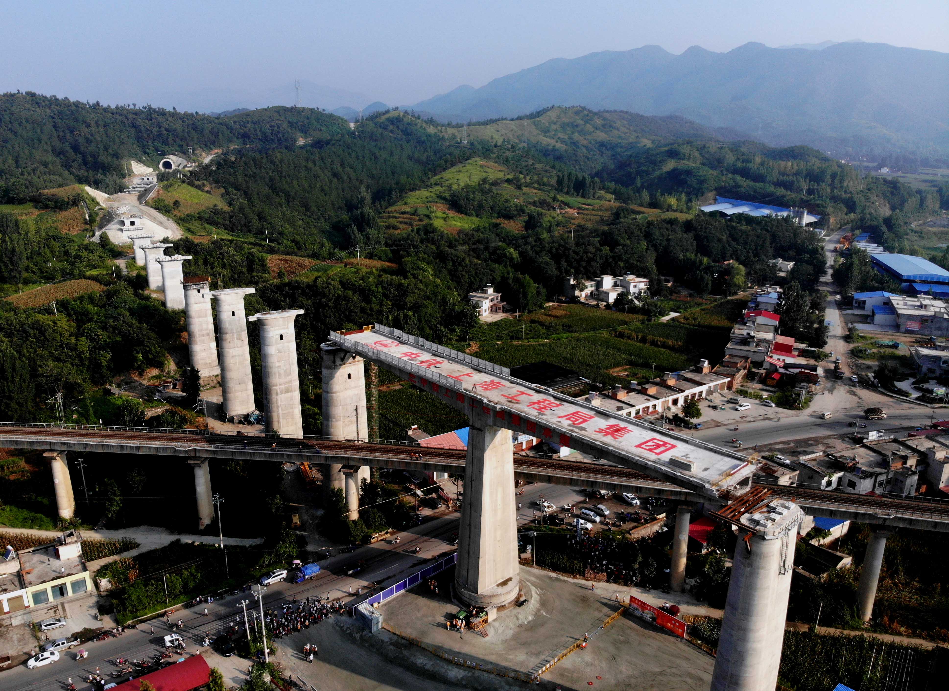 蒙华铁路峡河特大桥跨宁西铁路曲线梁成功转体(6)