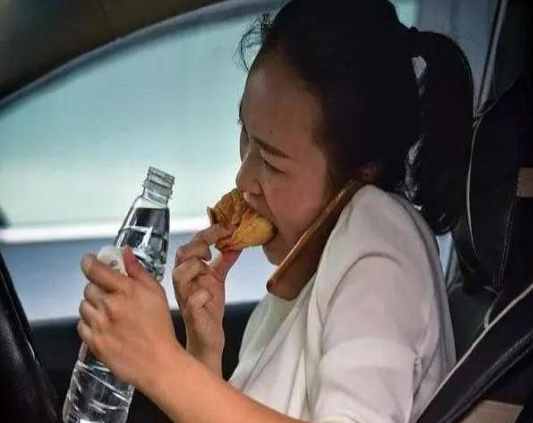 路上堵车"尿急"该怎么办?男生用空瓶解决,女生用"这个办法"