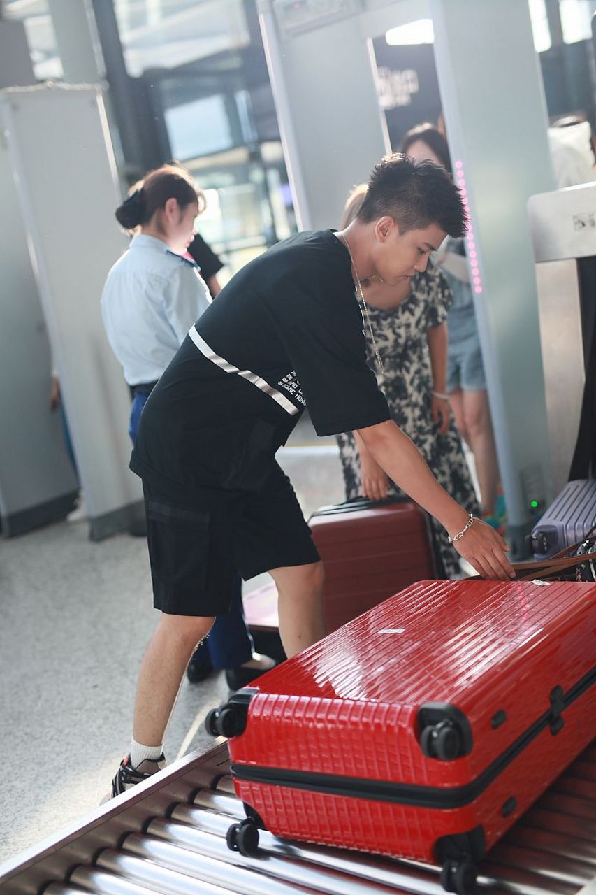 任嘉伦的生图,告诉我们,长得再帅,照样都得过安检[捂脸]!