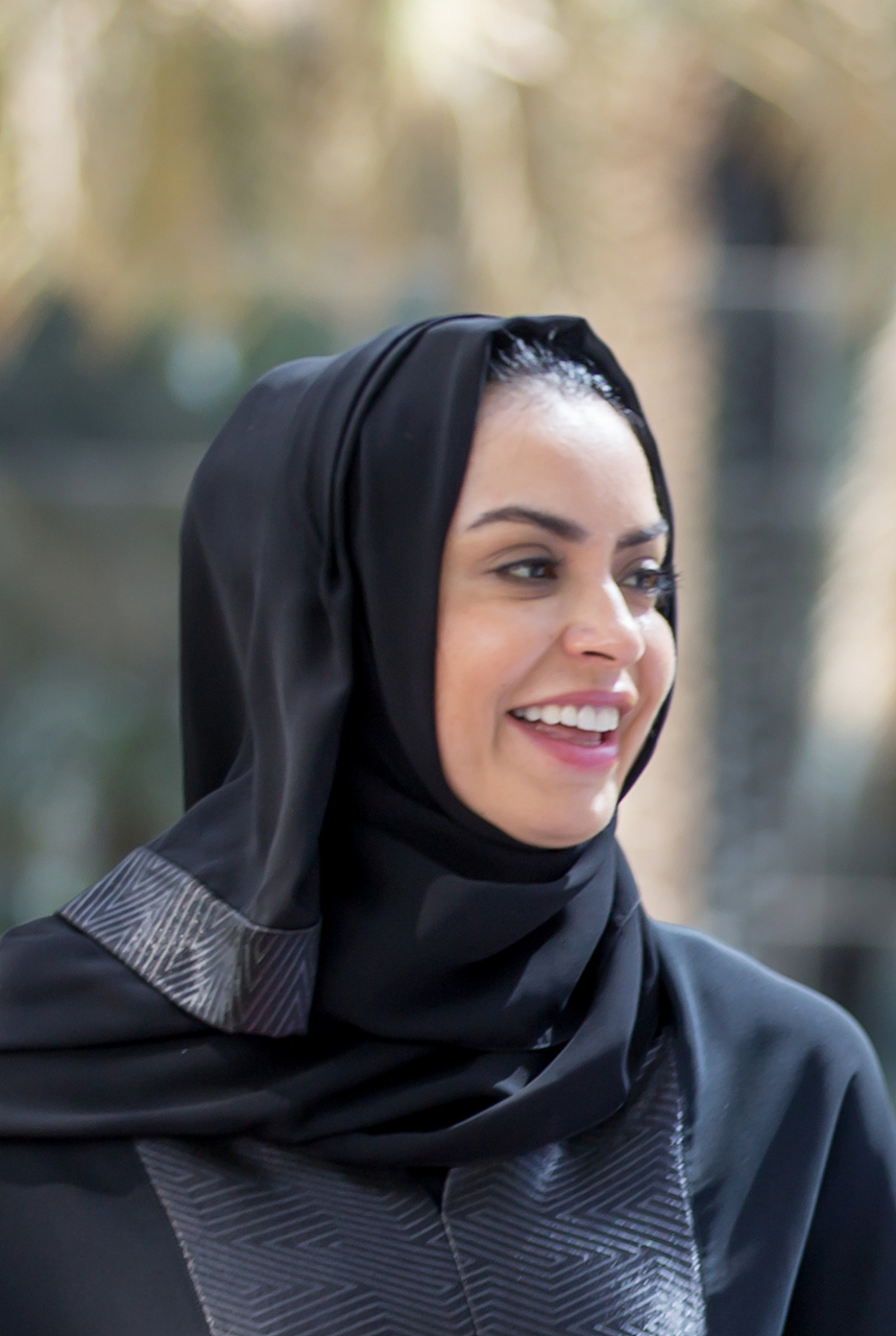 只要是9岁以上的女性,无论国籍,信仰,都必须按伊朗的《着装法》戴头巾