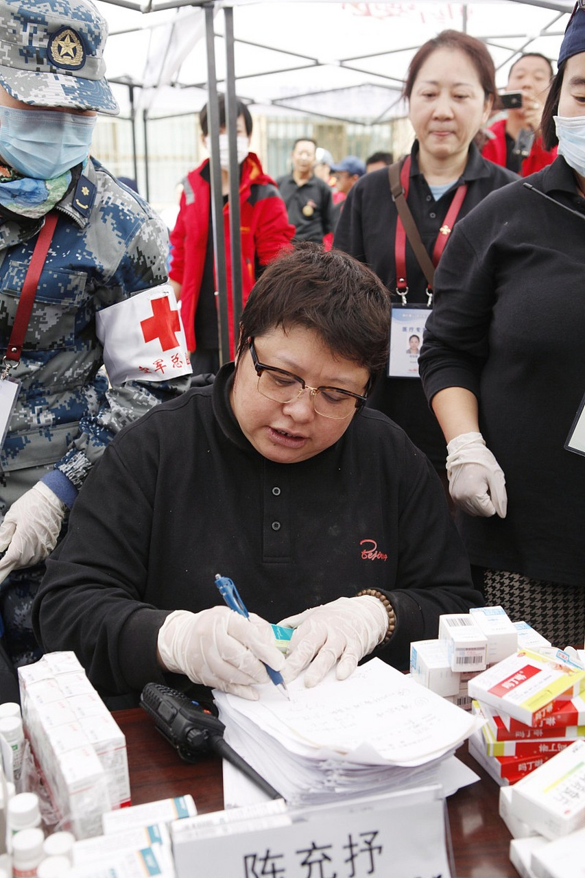 韩红携众星驰援黑龙江,某大v质疑其做假公益  近日,韩红爱心百人原
