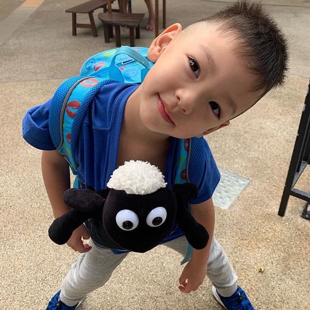 徐若瑄晒儿子最新萌照 超高颜值 上演歪头杀 少女杀手初长成