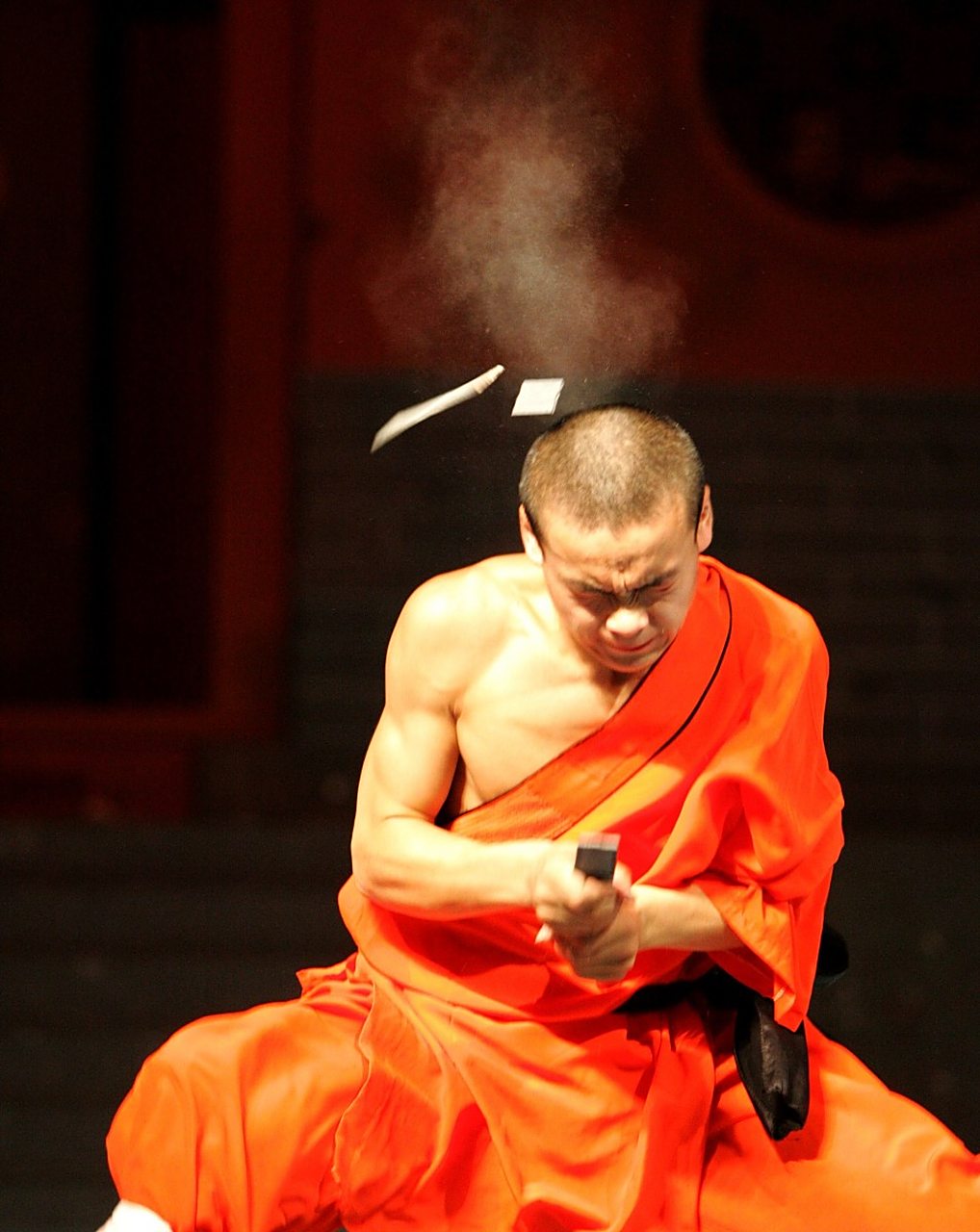 近日,少林武僧释永军用"接化发"与业余拳手对决,但整