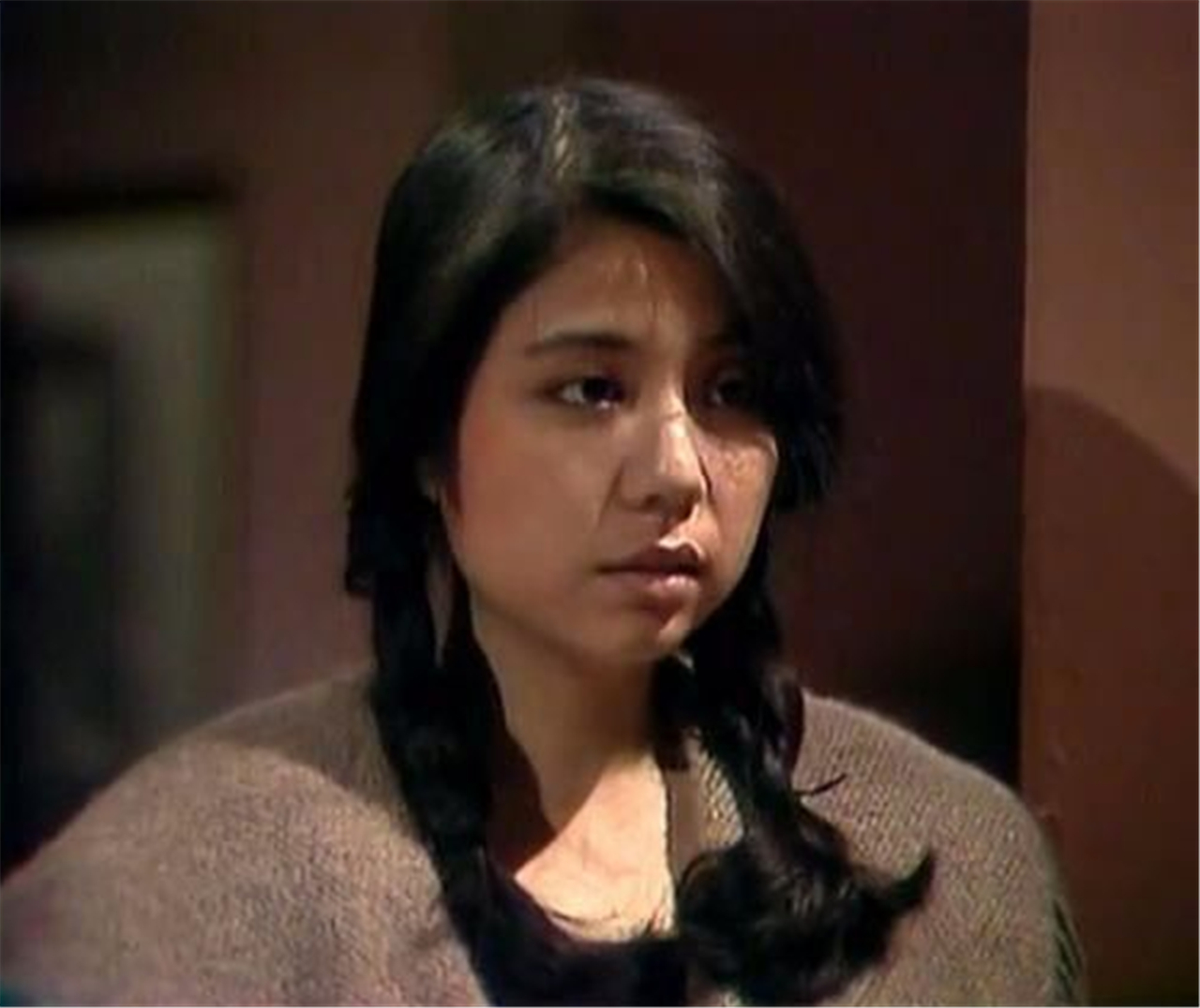 曾是黄家驹的未婚妻,定情戒指戴了30年,56岁依然单身?