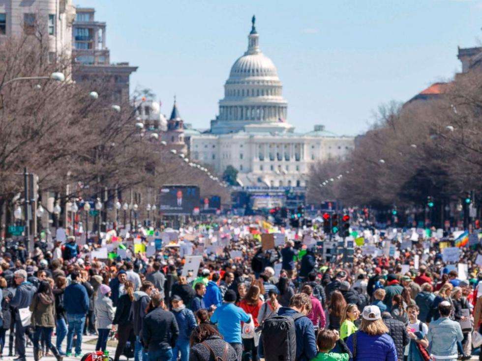 数千人聚集白宫门口,要求美国停止战争,遭美国警察迅速逮捕
