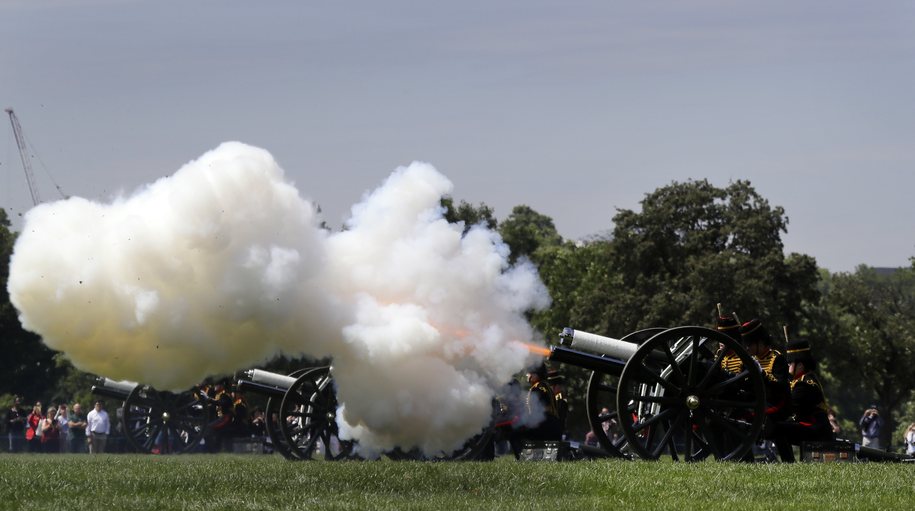 英国为菲利普亲王鸣礼炮祝寿(2)