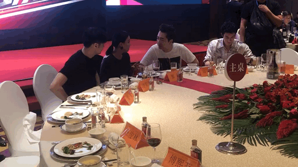 明星私下在饭局上什么样?那英左右聊天最活跃 王力宏只顾吃东西