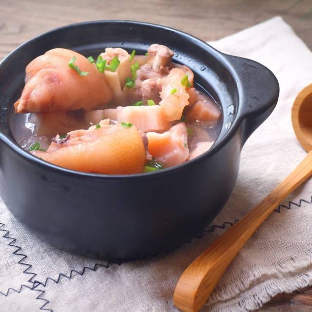 莲藕猪蹄汤,软烂糯香,鲜美诱人,暖心又暖胃