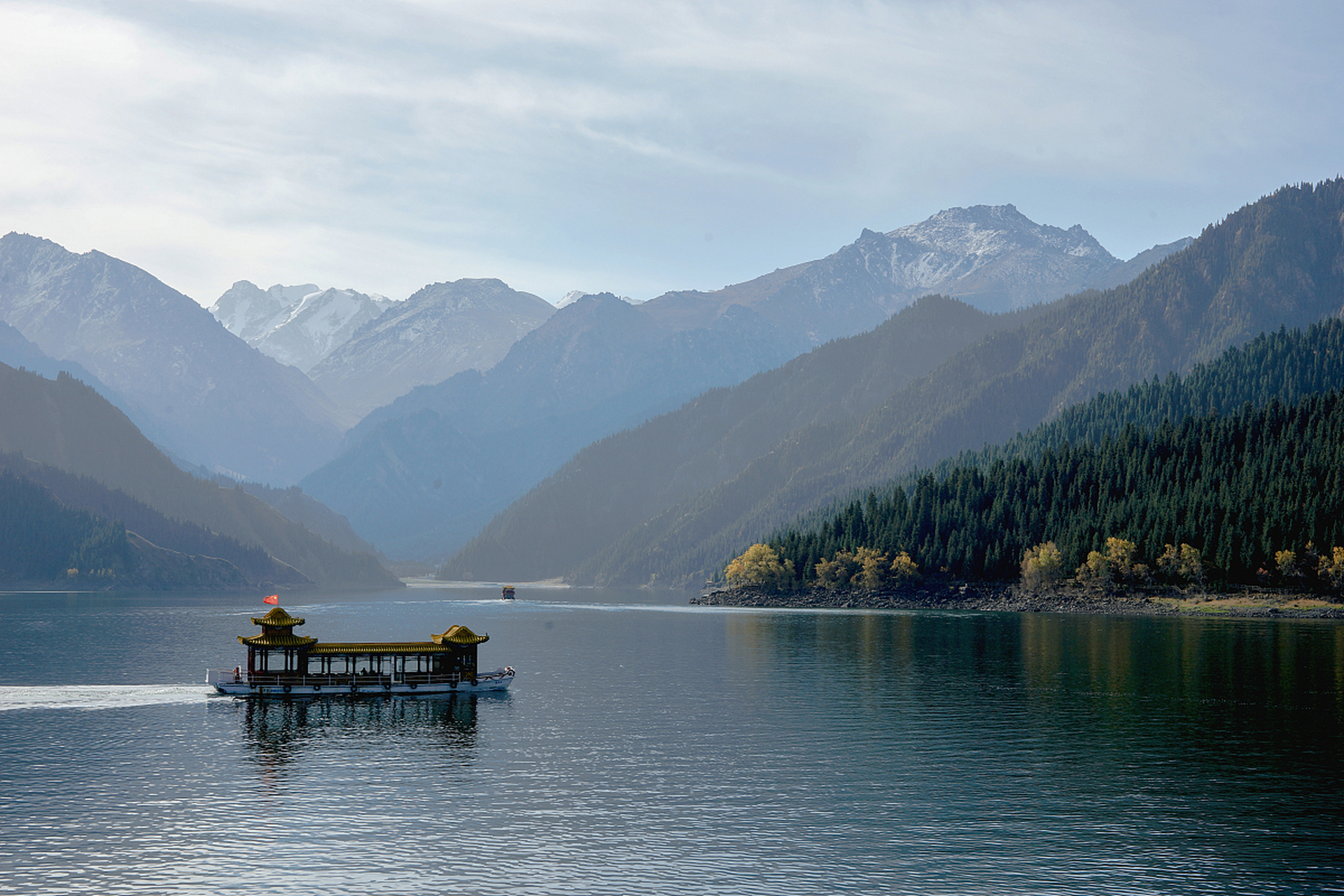 春天的天池,湖水回春,沿湖岸边处处是鲜花盛开,嫩绿的树叶,也像是春天