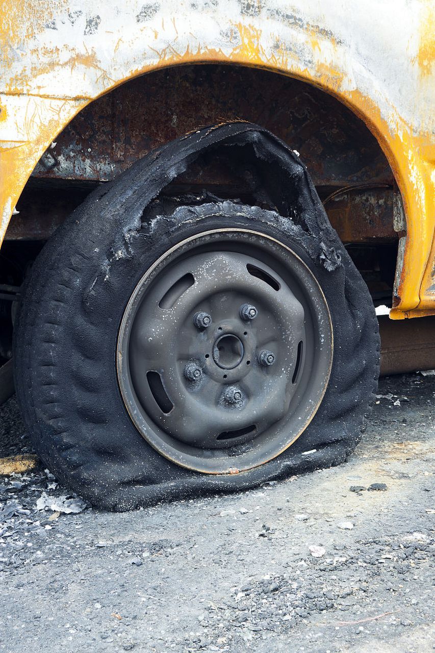 货车轮胎打气时爆炸,3人被弹飞,这起事故再次引发了人们对货车轮胎