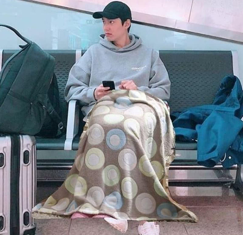 李敏镐穿短裤露出大长腿,粉丝们看不下去,纷纷p图盖毛毯加长裤