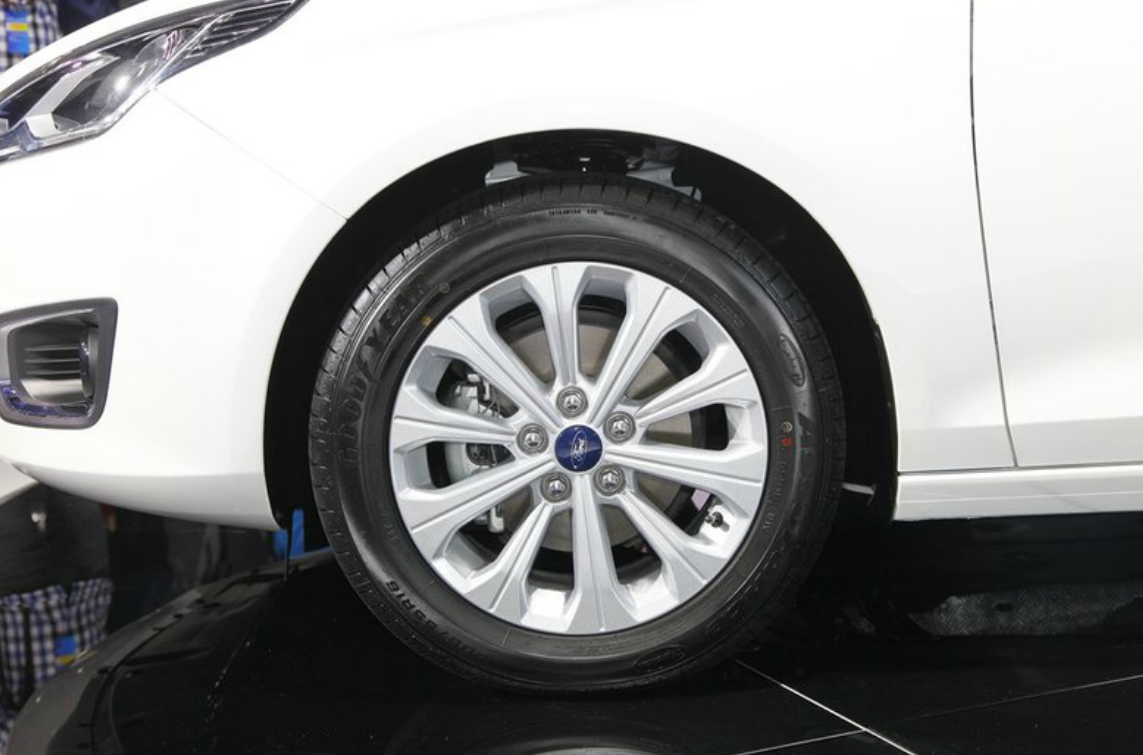 这款福特福睿斯很出众,优雅的气质,给人满满的驾驶欲望