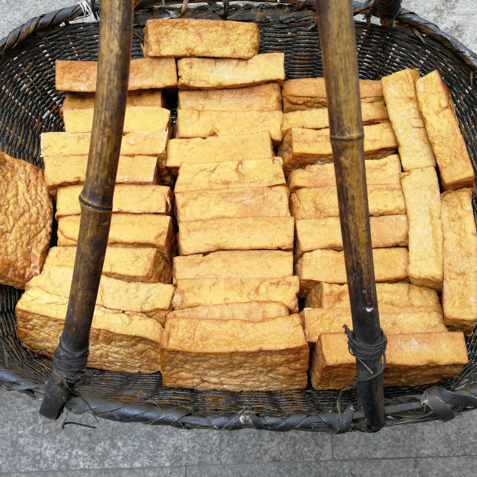 做炸豆腐的专用工具,来看看怎样保证炸豆腐尺寸标准