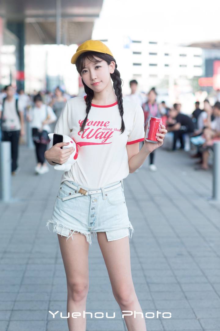 街拍:带小黄帽的双马尾小姐姐,这身少女系搭配实在太清纯