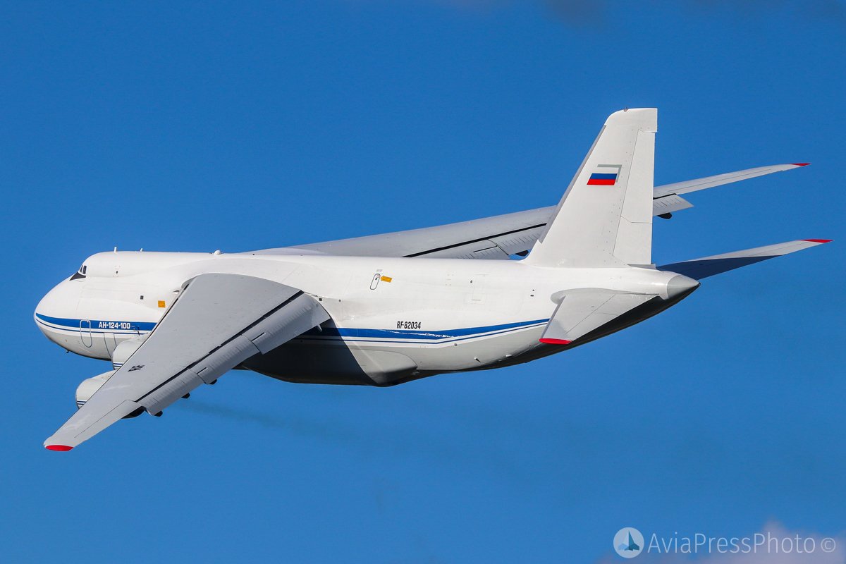俄为安124重型运输机延寿完成 成功起飞