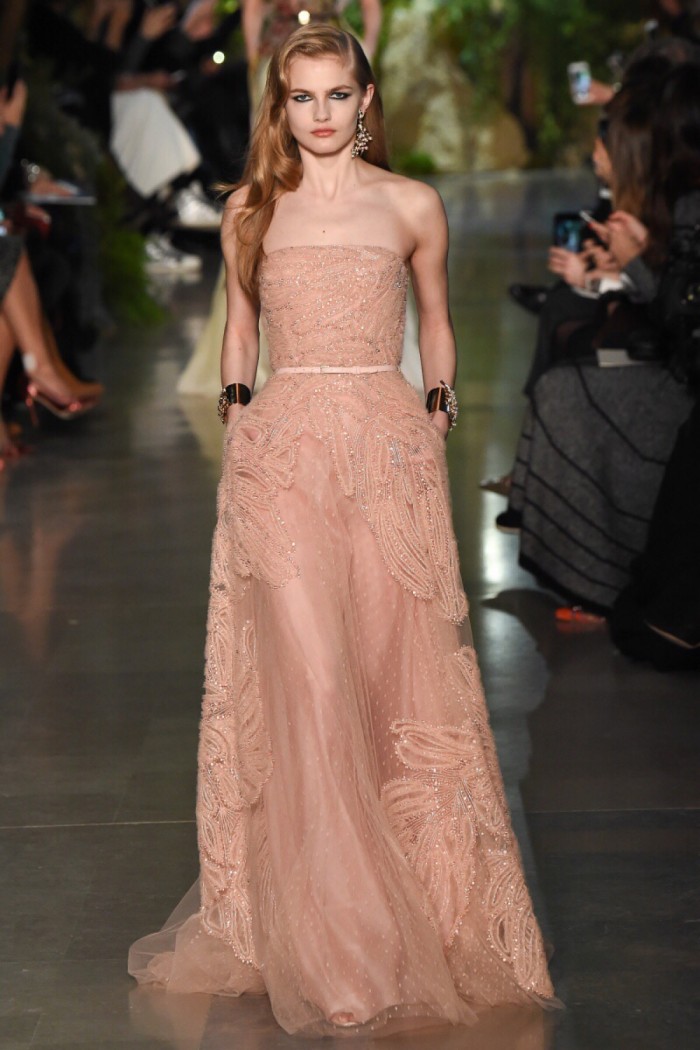 时装秀:国际女模潮流走秀,造型衬托模特气质,穿搭风格值得一看