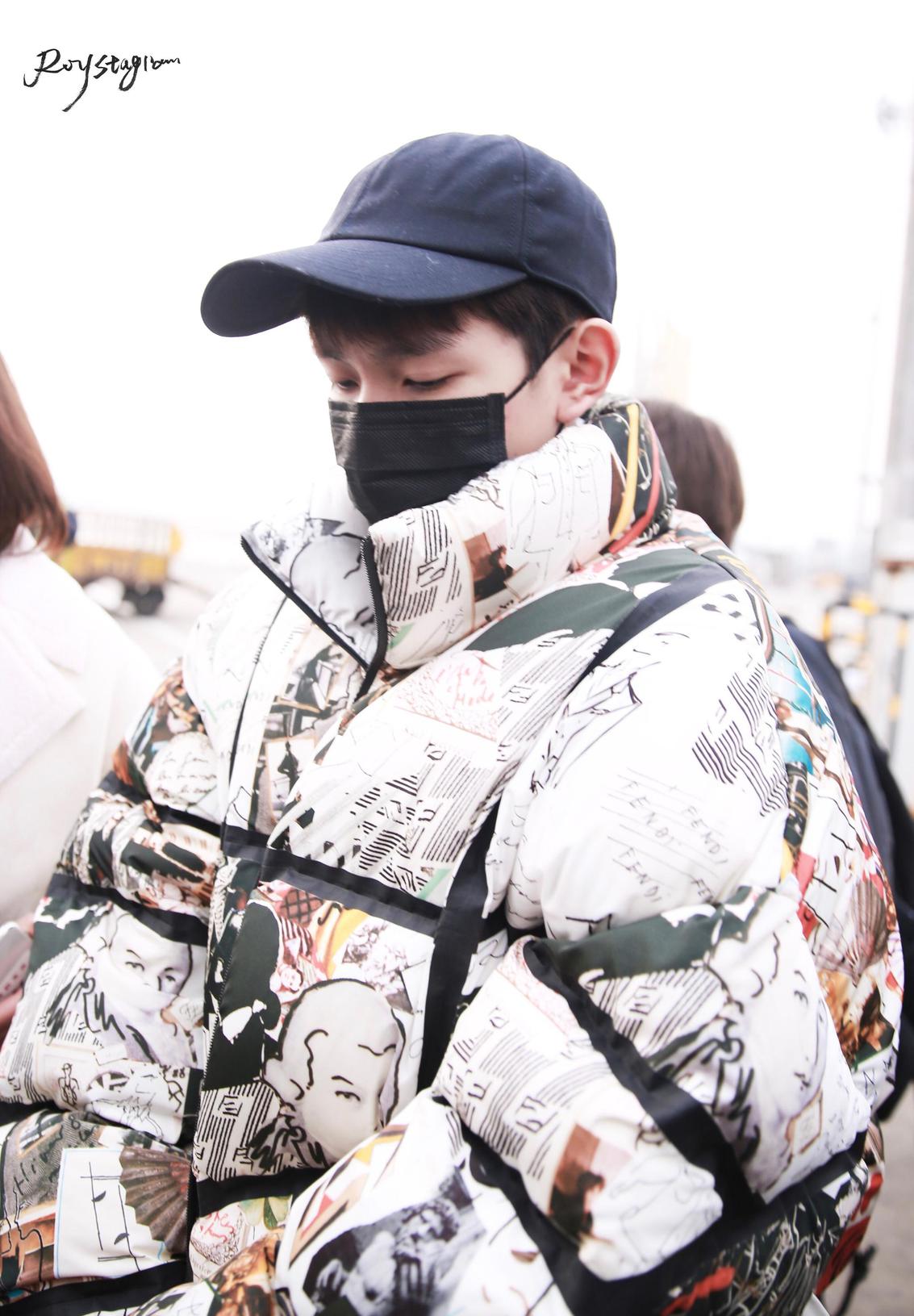 王源裹厚羽绒服飞海南 冻到缩脖子