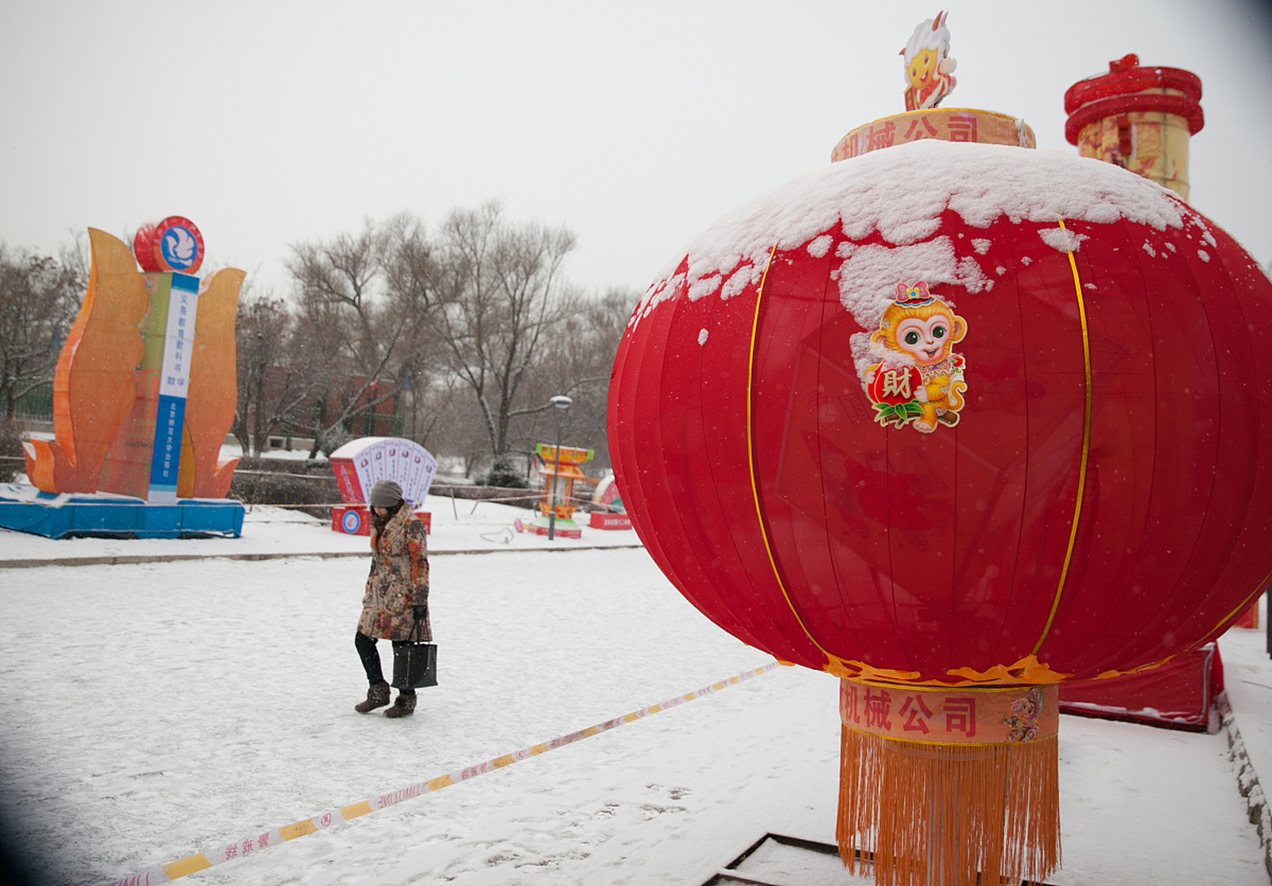 大雪纷飞迎新年图片