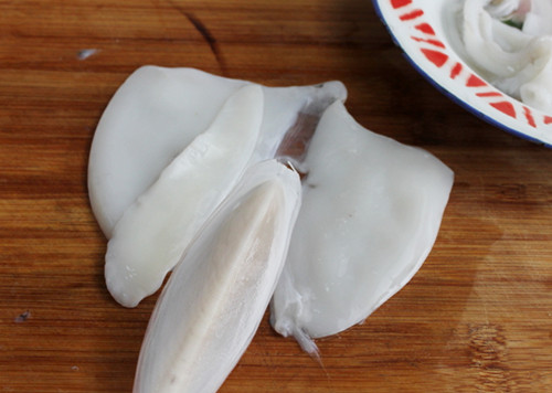 将墨鱼清洗干净,取出骨头.