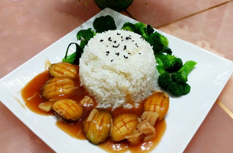 鲍鱼具有滋阴补养功效,并是一种补而不燥的海产,吃后没有牙痛,流鼻血