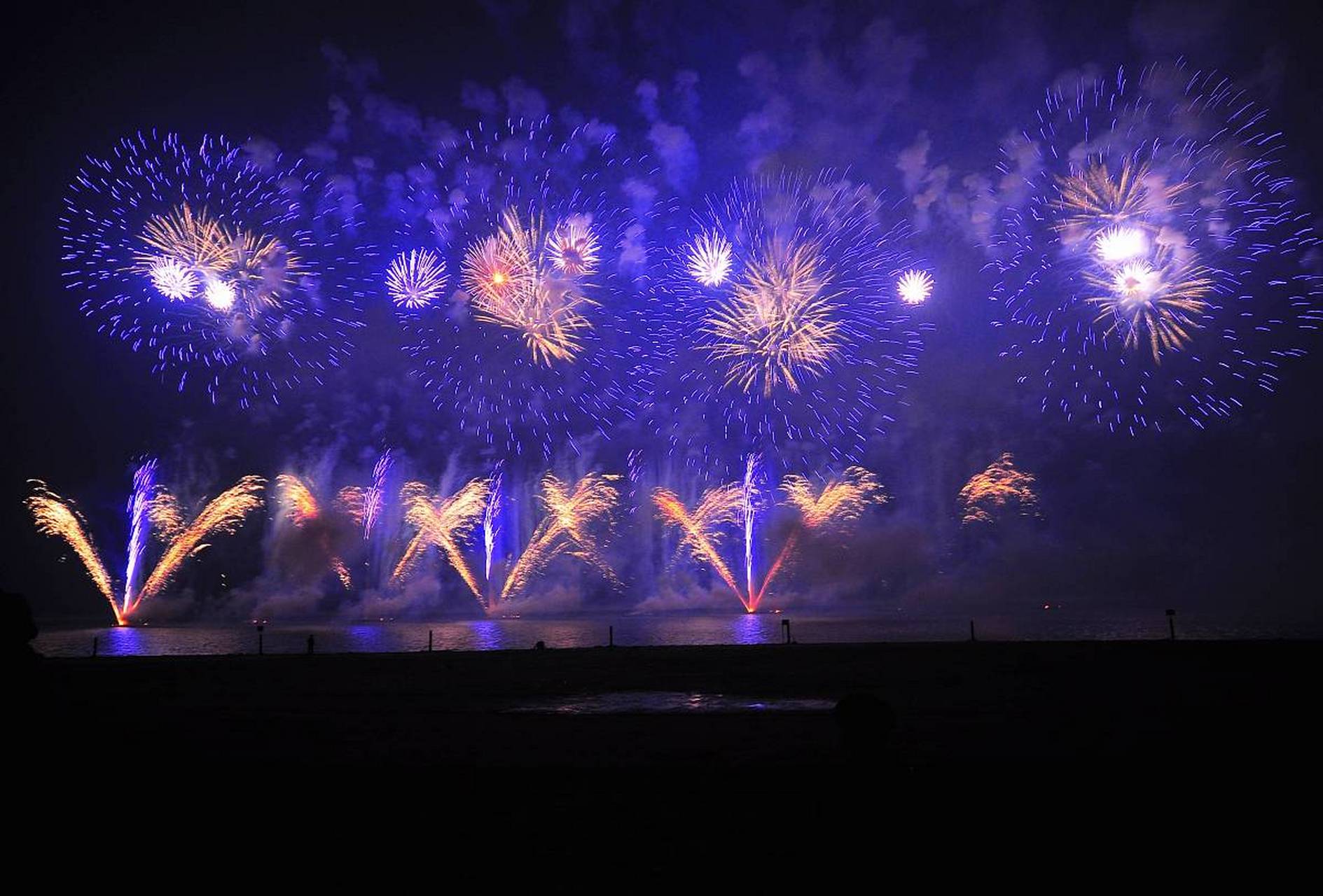 别人#优质短图文计划# 花了1000块钱买了烟花,兴高采烈地点燃它们;而