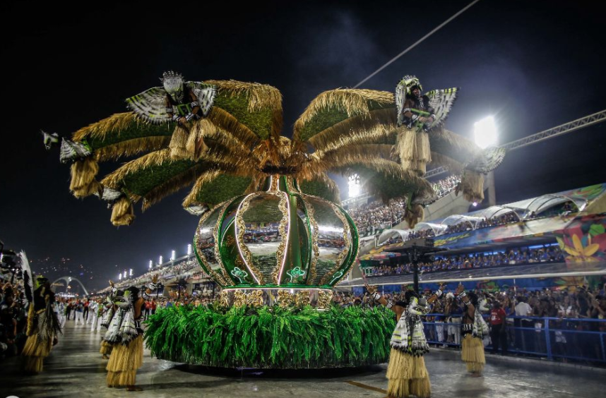 巴西里约热内卢,超级炫酷的狂欢节花车表演震撼吸睛,引数万围观