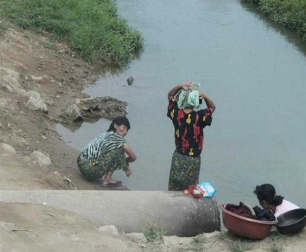 朝鲜农村女人,在河里洗澡,在河里洗衣服